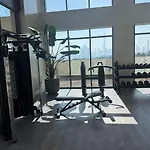 Cozy Studio Pet Friendly Pool, Gym, Water Near Downtown