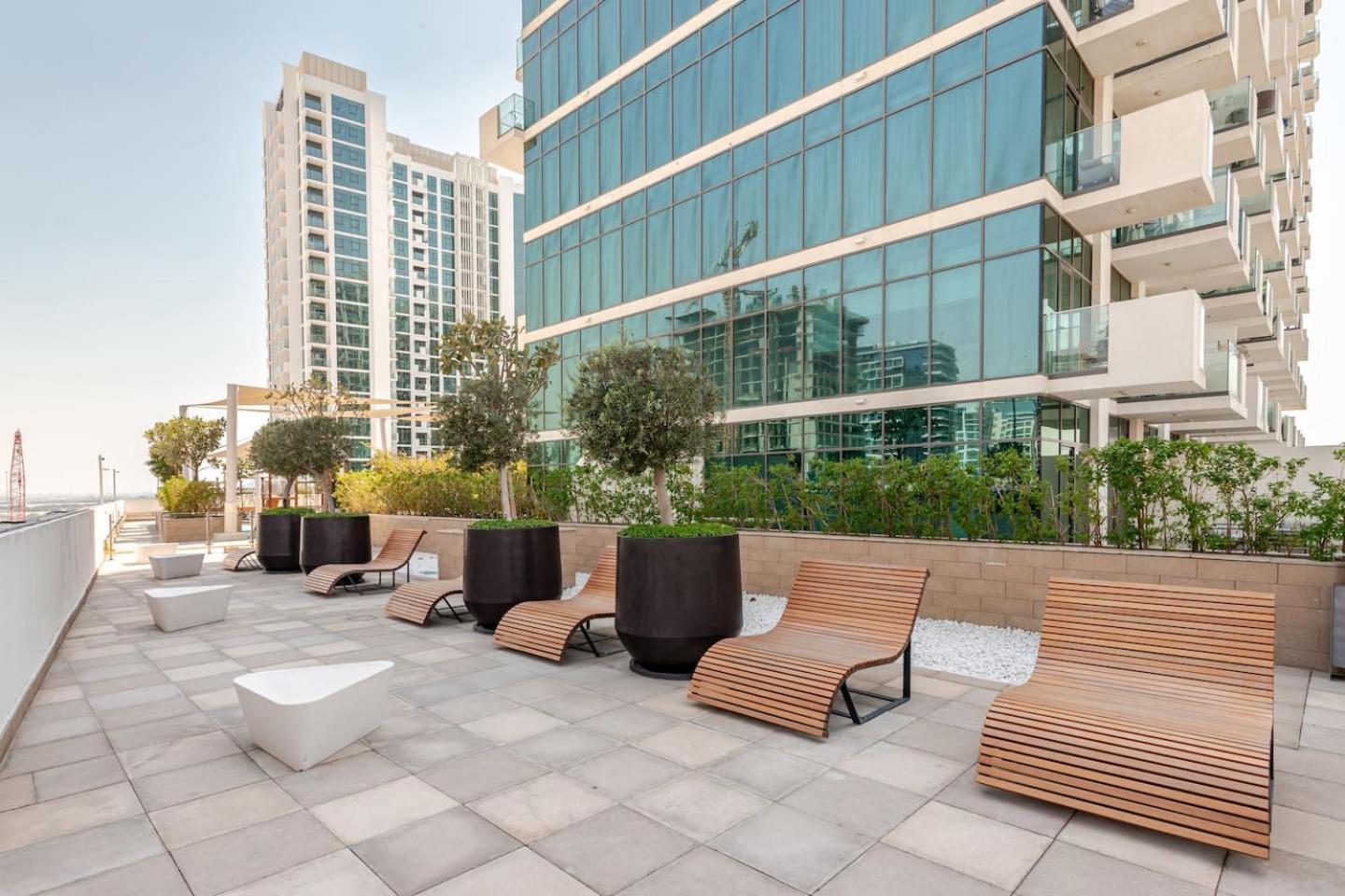 Cozy Pet Friendly Pool, Gym, Water Near Downtown Apartment Dubai
