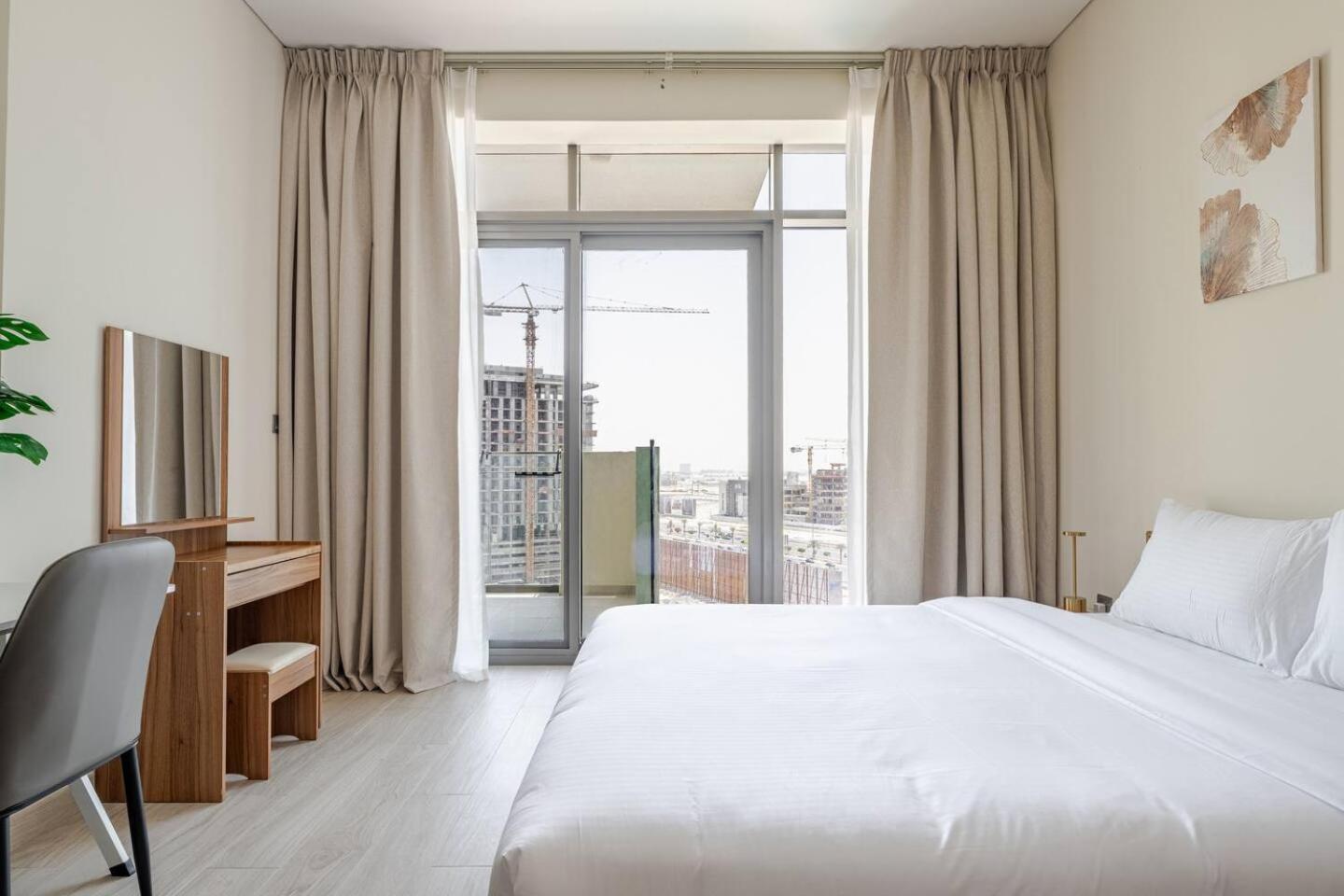 Cozy Pet Friendly Pool, Gym, Water Near Downtown