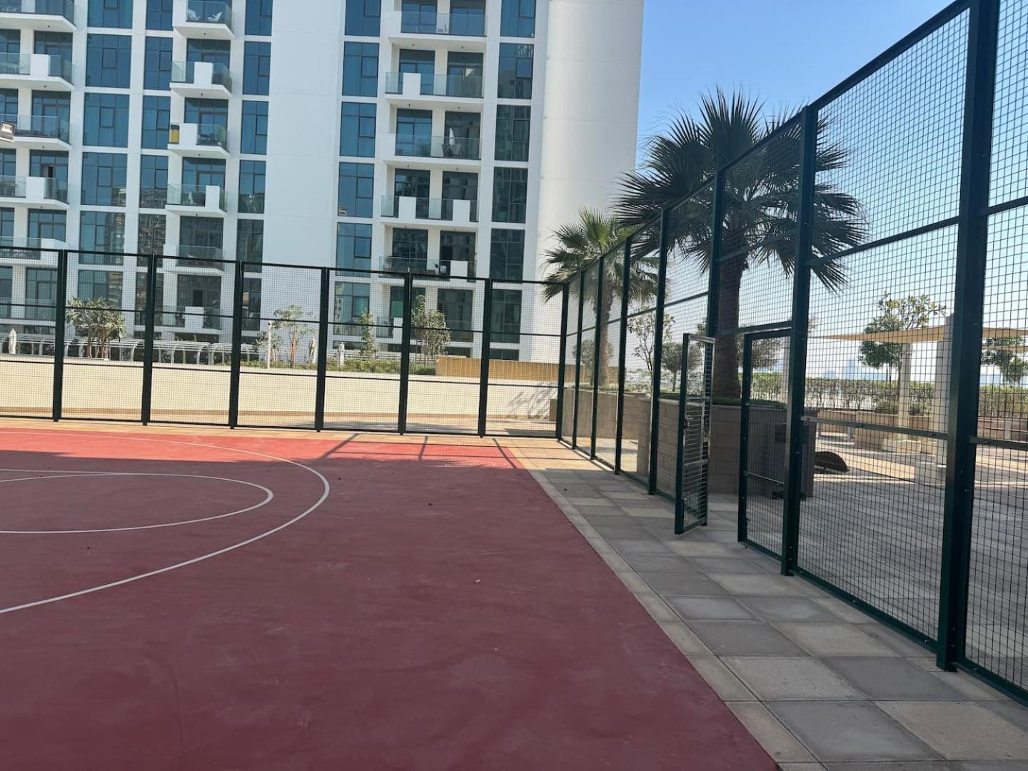 Cozy Pet Friendly Pool, Gym, Water Near Downtown Apartment