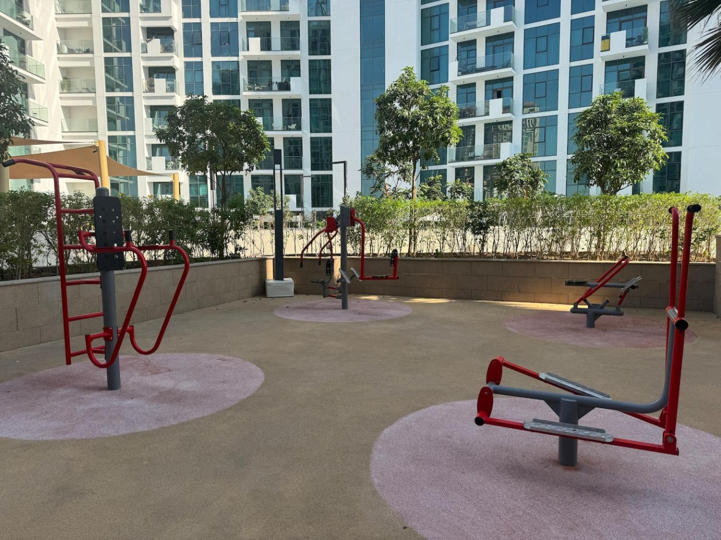Cozy Pet Friendly Pool, Gym, Water Near Downtown Apartment Dubai