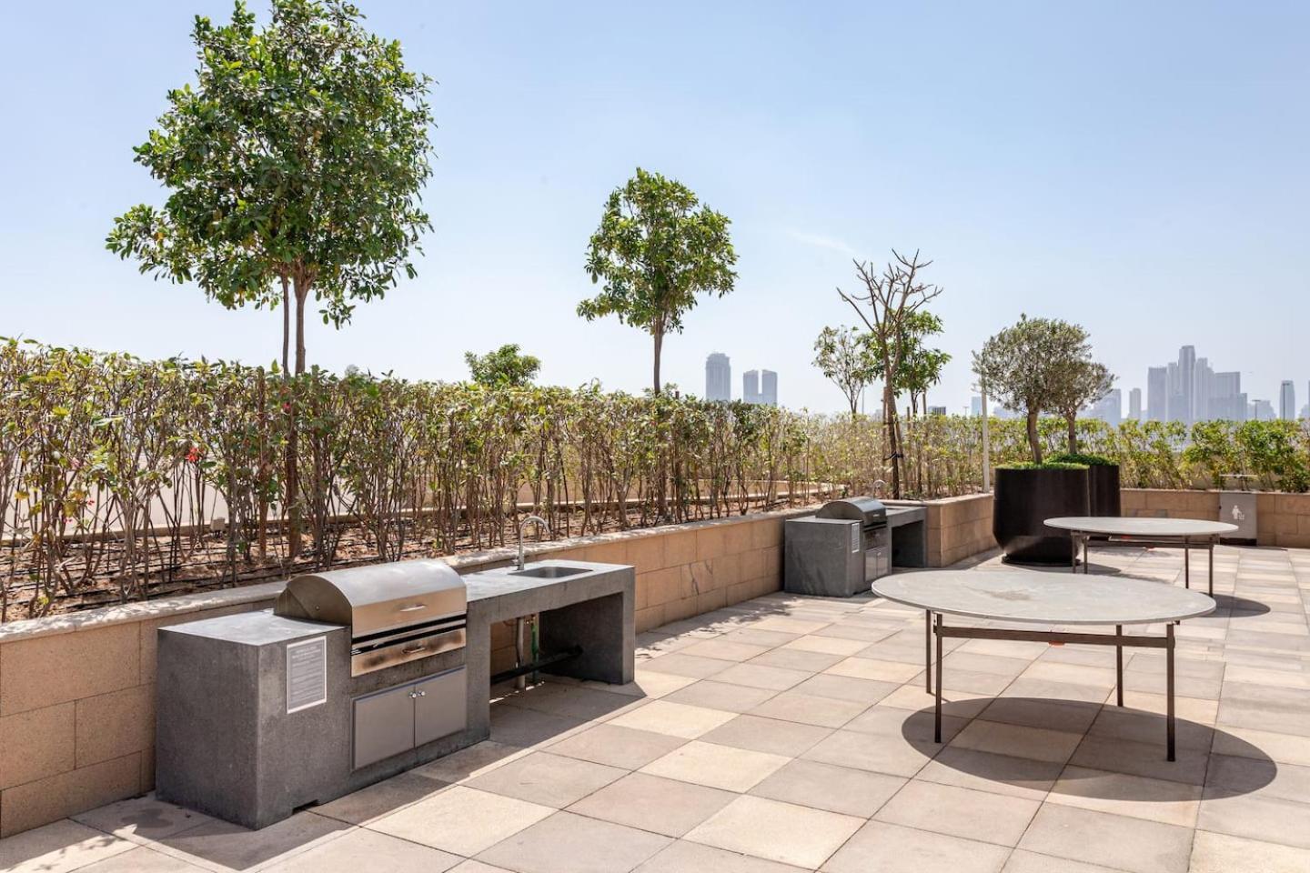 Cozy Pet Friendly Pool, Gym, Water Near Downtown Apartment Dubai