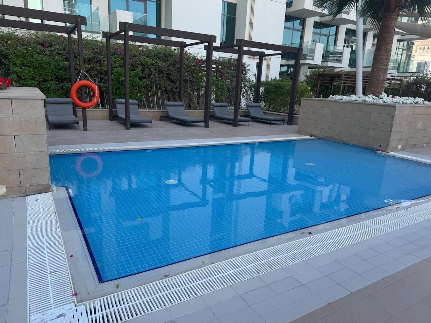 Cozy Pet Friendly Pool, Gym, Water Near Downtown Dubai