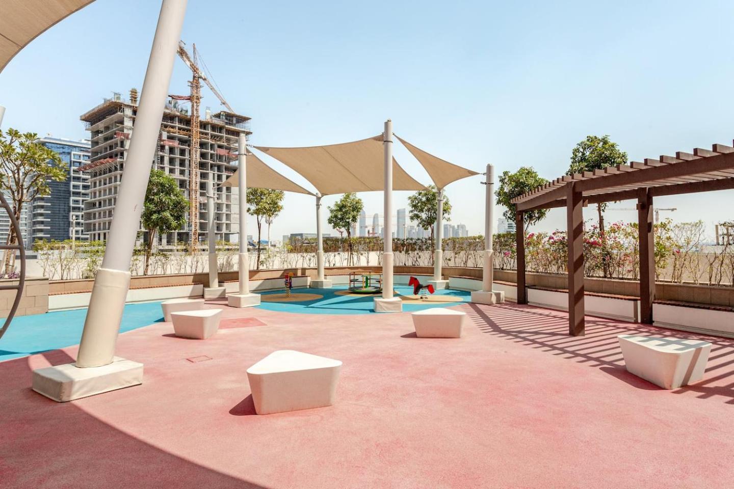 Cozy Pet Friendly Pool, Gym, Water Near Downtown