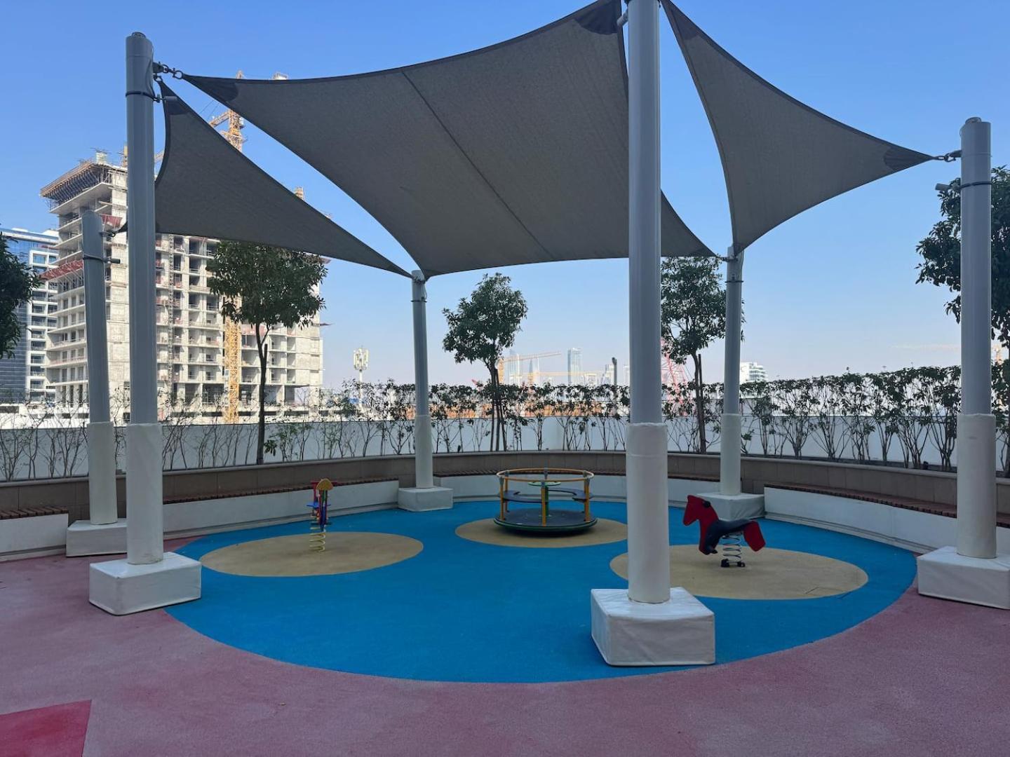 Cozy Pet Friendly Pool, Gym, Water Near Downtown Apartment
