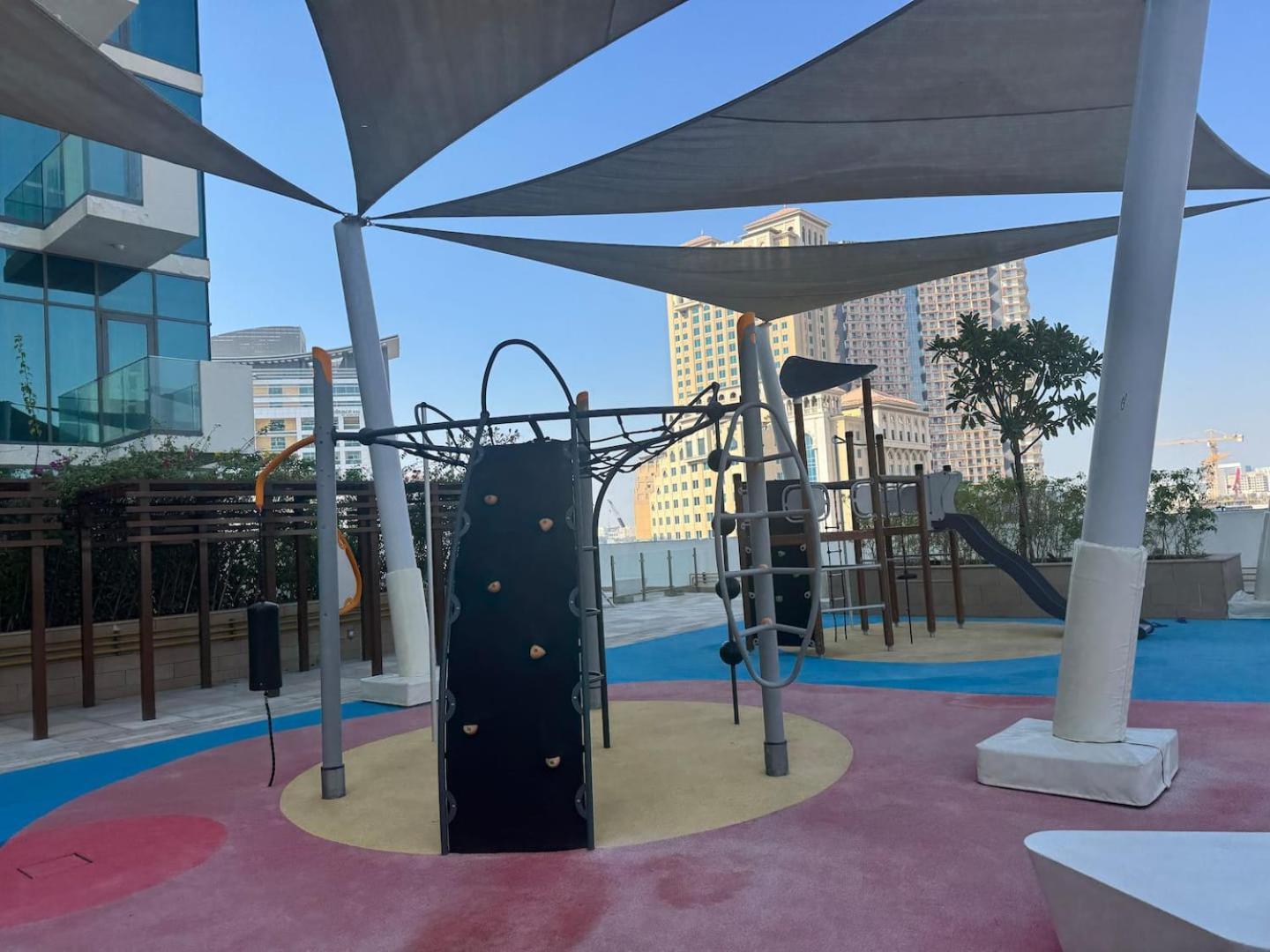 Cozy Pet Friendly Pool, Gym, Water Near Downtown Apartment Dubai